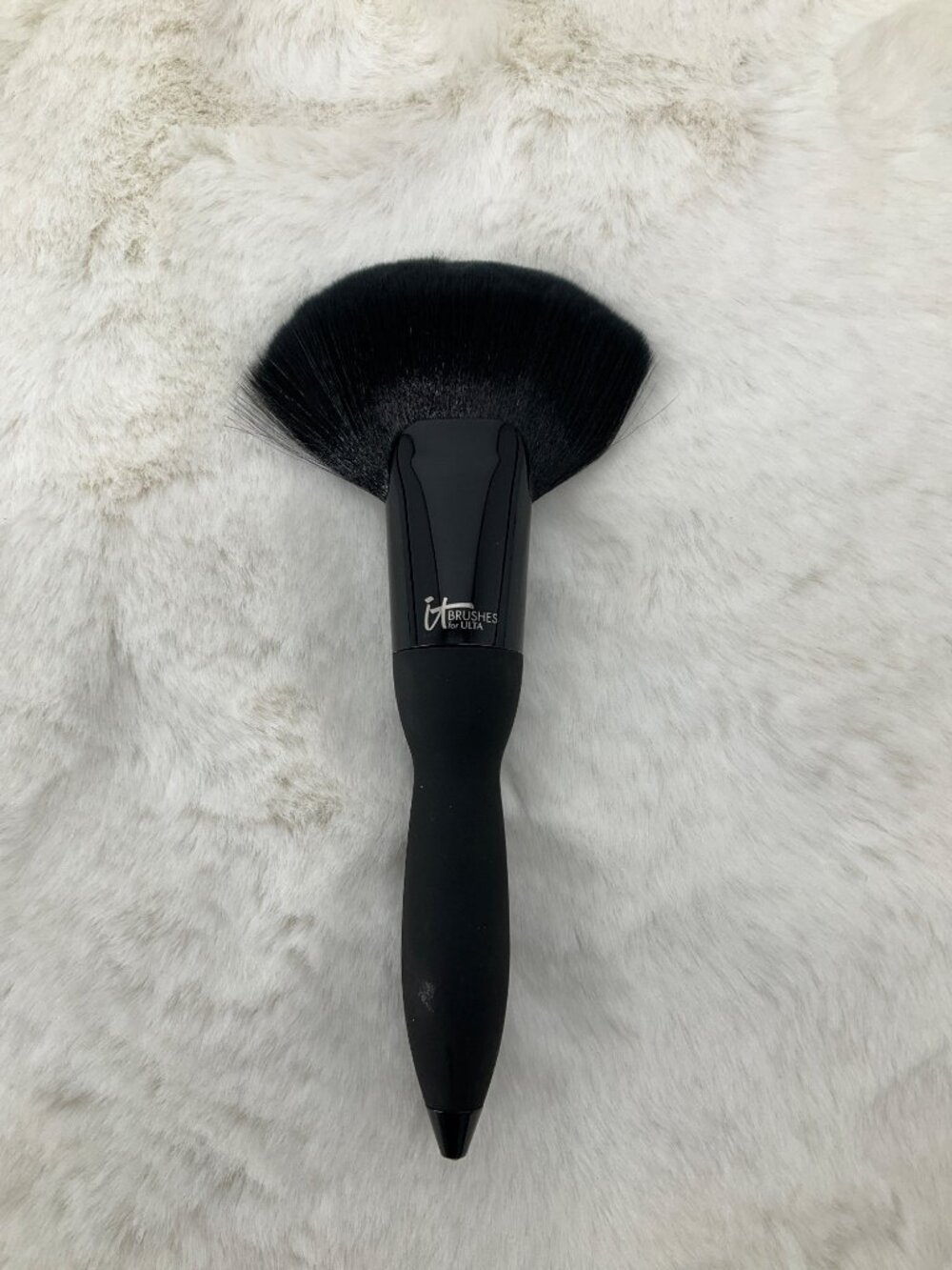 IT Cosmetics Brushes For ULTA Velvet Luxe EMPRESS CHEEK Fan Brush No 324 New - Picture 5 of 7